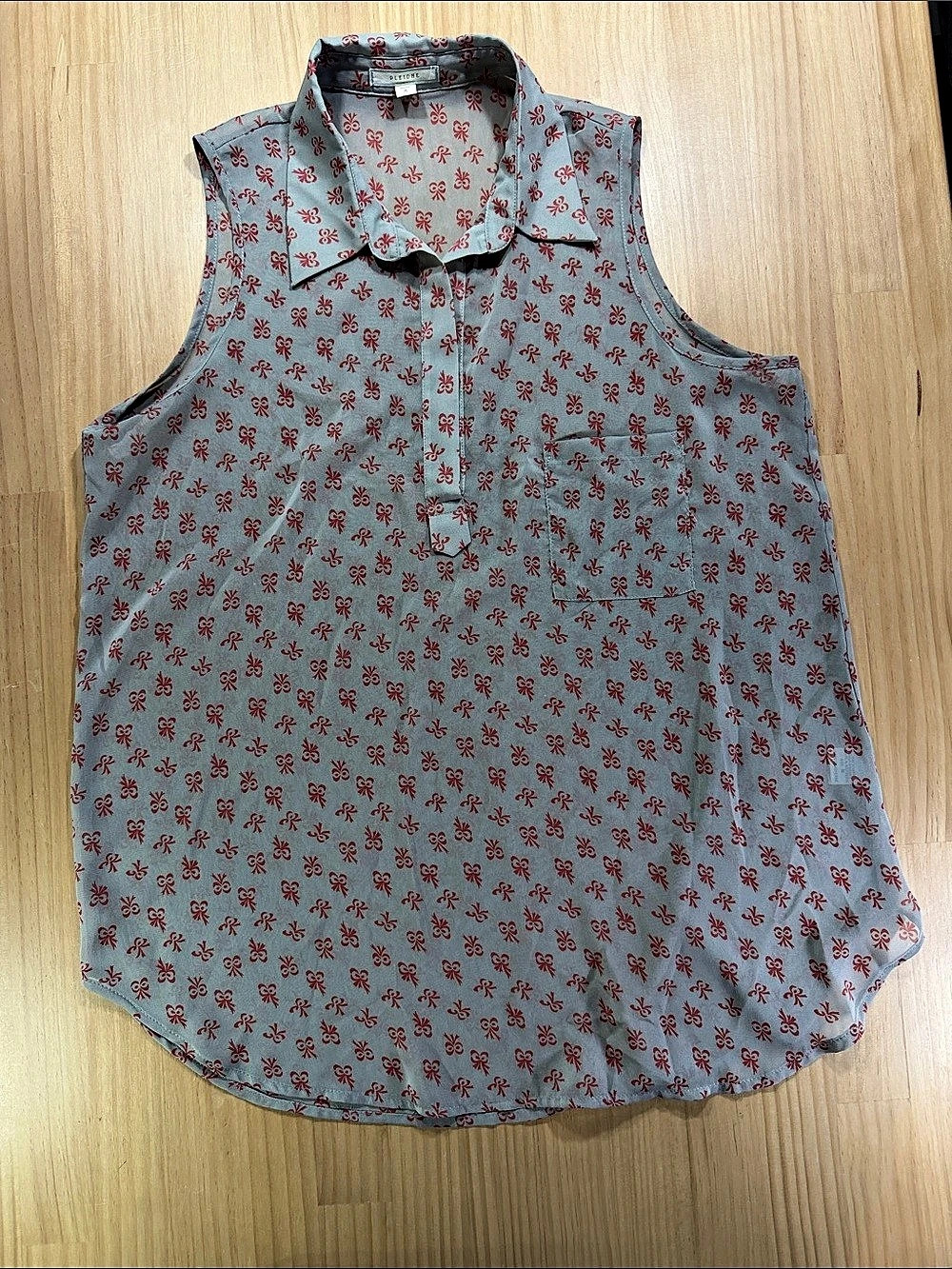 Floral Sleeveless Blouse in Gray & Red Size Medium B17